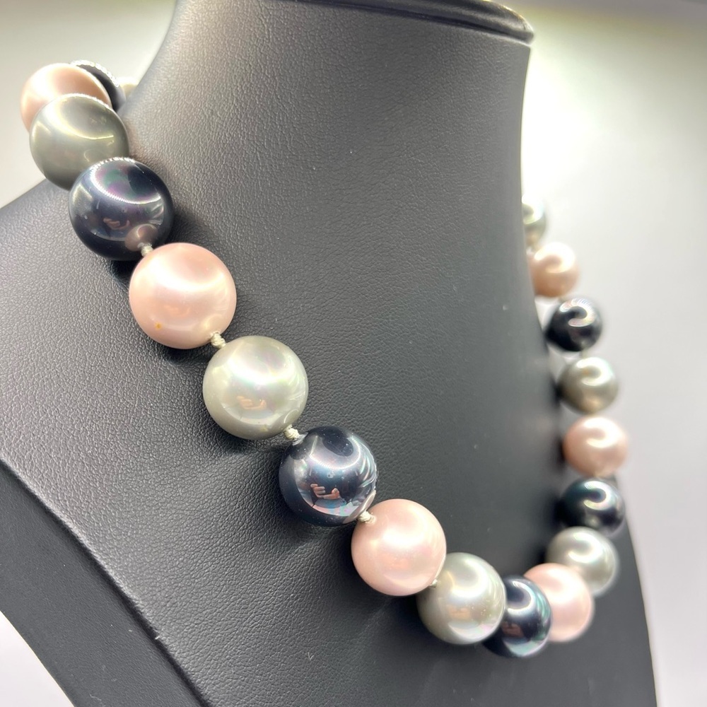 Chic Glass Pearl Necklace in Pink, Silver, Black With Elegant Closure Big Bold - Picture 3 of 12